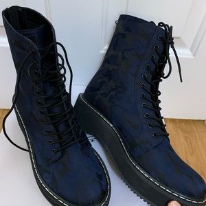 BRAND NEW Kendall+Kylie Boot Navy Camo 8M
